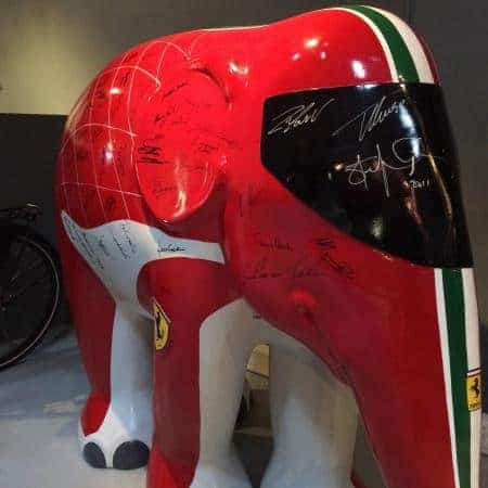 Ferrari Elephant sculpture 1 Rzeźba czerwonego słonia z motywem i logotypem Ferrari na wystawie, ozdobiona podpisami.