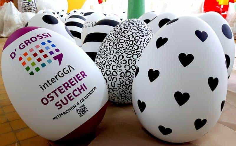 Large Easter Eggs 2 Kolorowe, ozdobne jajka wielkanocne, w tym jedno z napisem