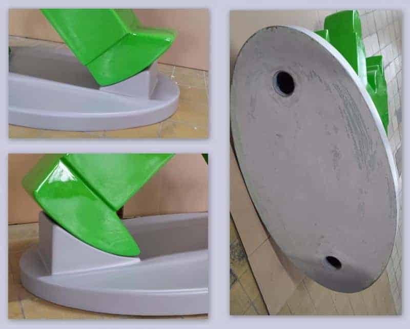 Outdoor advertising figure of Ampelmann. 3 Zielono-szara plastikowa baza o okrągłym kształcie, ukazana w różnych perspektywach.