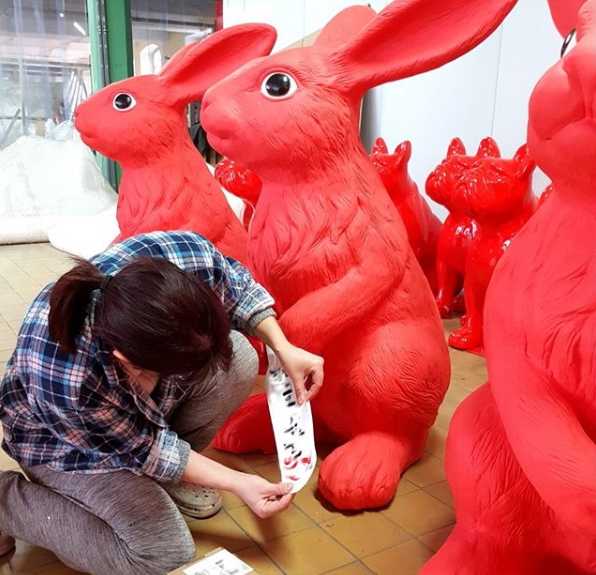 Large Rabbit Fiberglass Statue - Single Color 1 Dekoracyjna figura 3D - duży królik siedzący