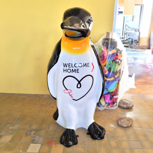 Wielka dekoracyjna figura pingwina z laminatu