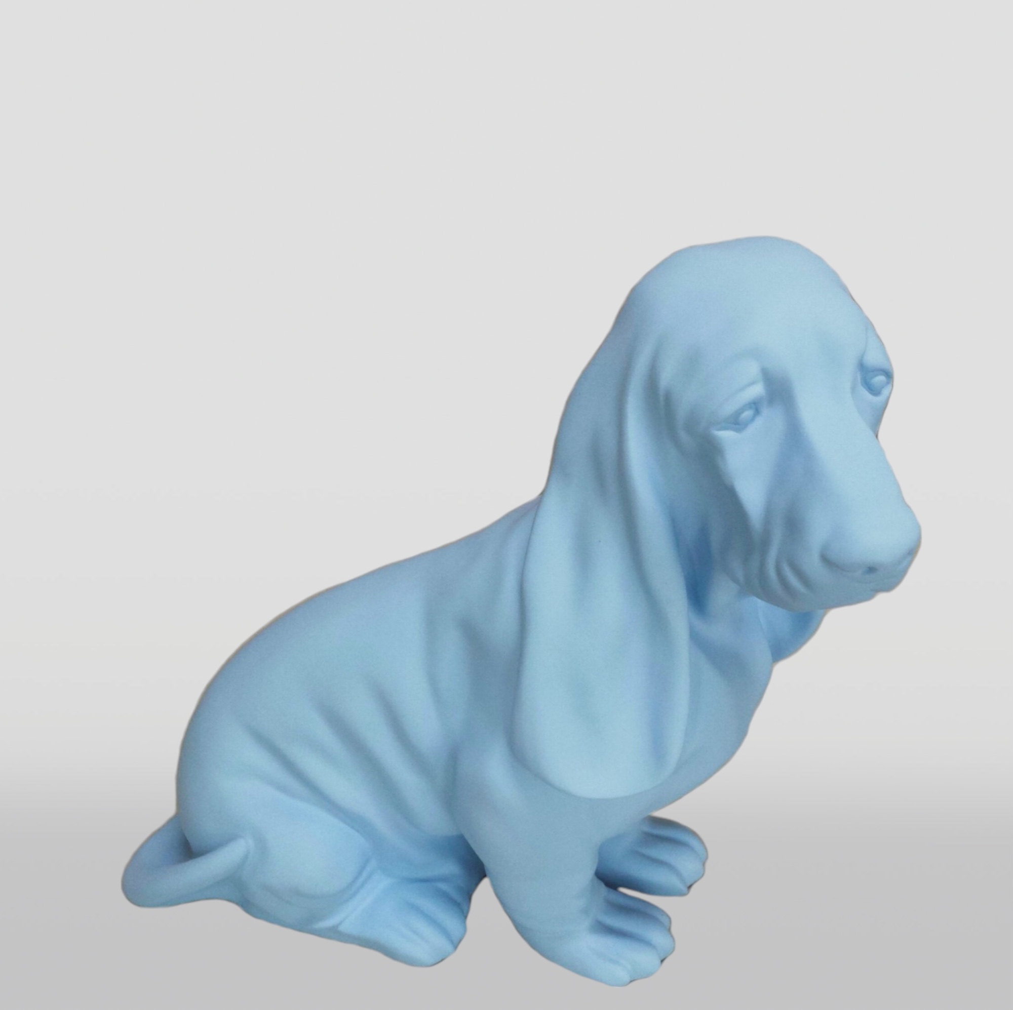 Basset Hound Seated Resin Figure - Single Color 1 Figura dekoracyjna pies- Basset siedzący