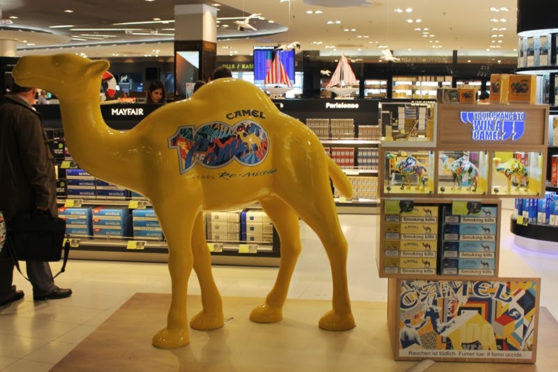 Mobile camel mock-up 1 wielbłąd reklamowy w centrum handlowym