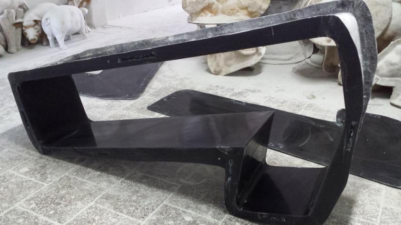 Large 3D Numbers 1 Czarno-brązowy stojak w warsztacie z figurami zwierząt na tle.