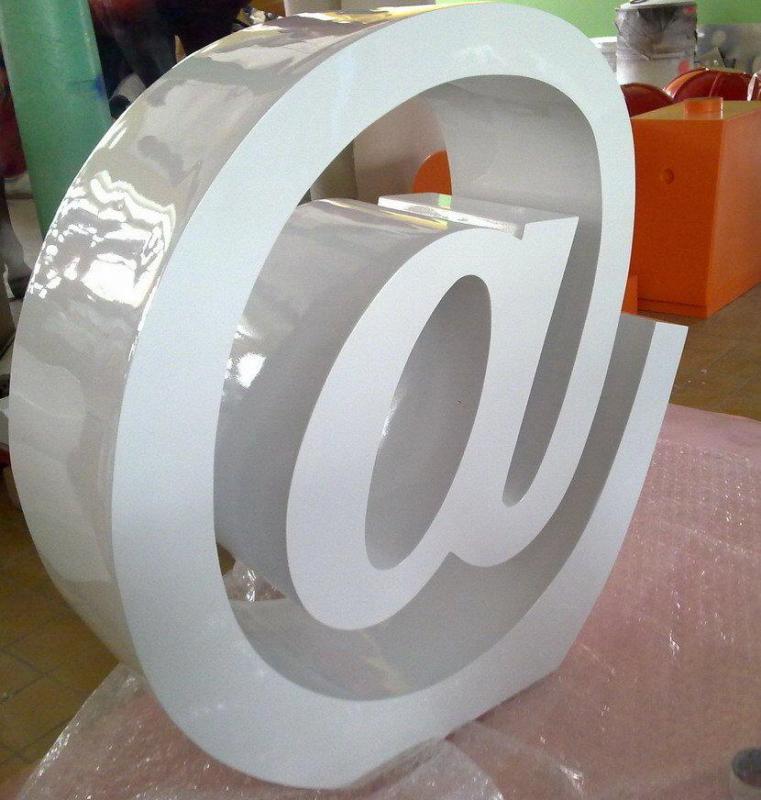 Email writing sign 3 Biały znak @ wykonany z tworzywa sztucznego.