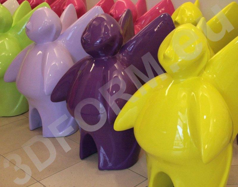 Kolorowe figurki o abstrakcyjnych kształtach, przypominające postacie z zaokrąglonymi sylwetkami.