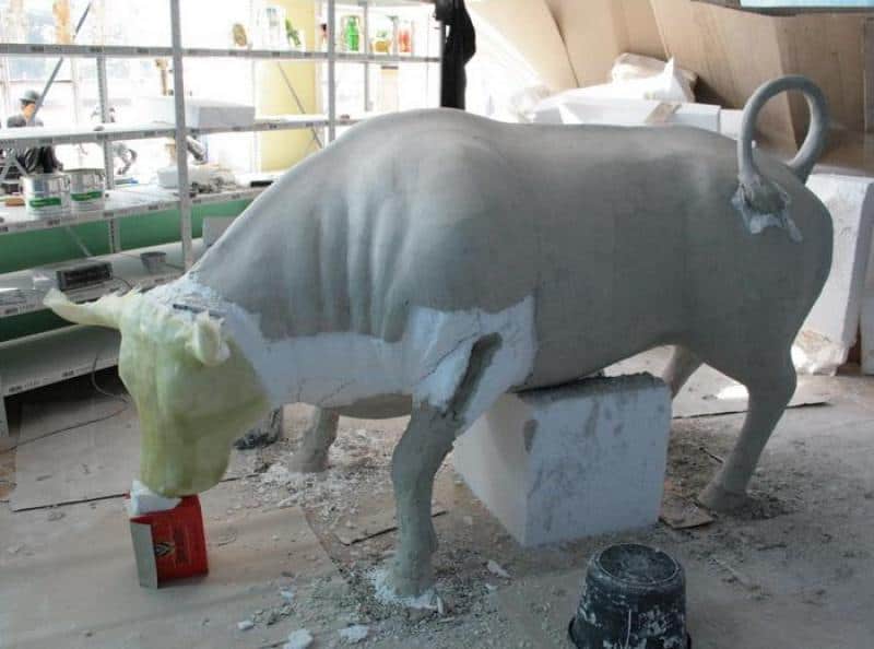 Large event bull figure 3 Posąg byka w trakcie renowacji w warsztacie.