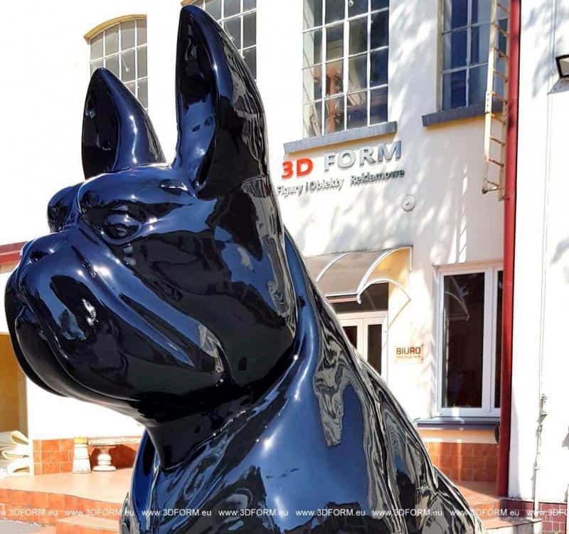 Outdoor Spatial Advertising - Giant Bulldog Model 2 Czarna rzeźba psa przed budynkiem z napisem