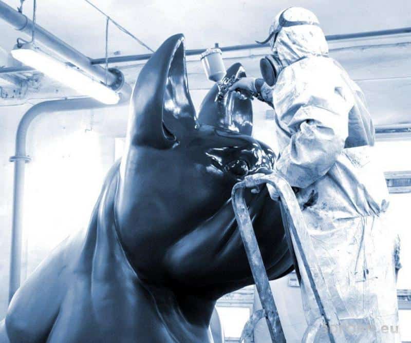 Outdoor Spatial Advertising - Giant Bulldog Model 3 Osoba w kombinezonie maluje dużą rzeźbę psa.