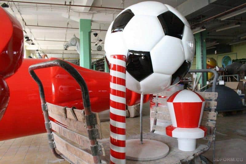 Coca-Cola bottle for Euro 2012 1 Duże ozdobne elementy w kształcie piłki nożnej oraz czerwono-białego słupa wewnątrz warsztatu.