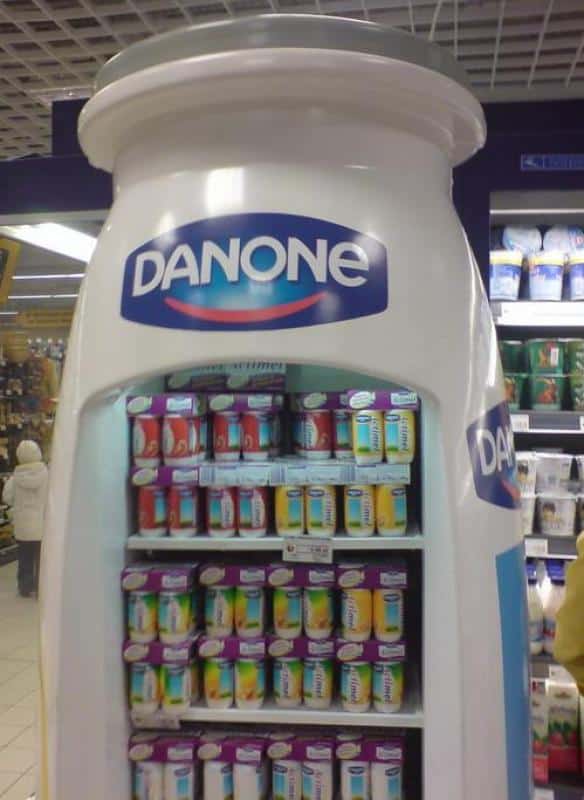 Actimel promotional refrigeration device 1 Lodówka w kształcie butelki z logo Danone, wypełniona produktami jogurtowymi w sklepie.