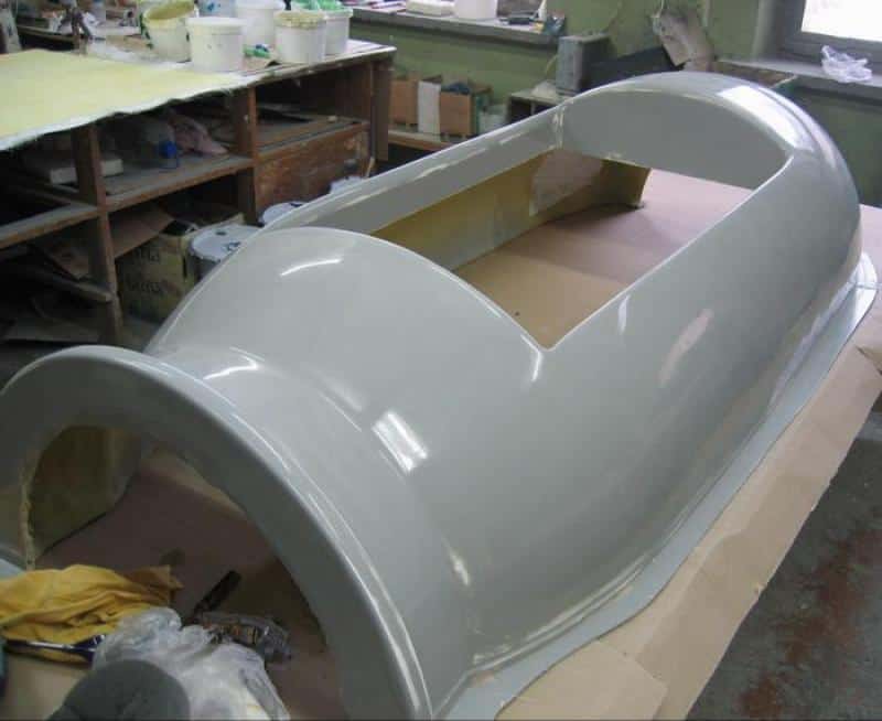 Actimel promotional refrigeration device 2 Formy do odlewu, stolik z narzędziami i pojemniki w pracowni.