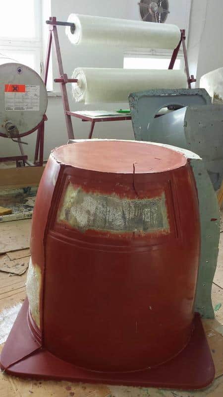 DANONE - promotional refrigeration devices 2 Cylindryczne czerwone formy i materiały w warsztacie z rolkami folii.