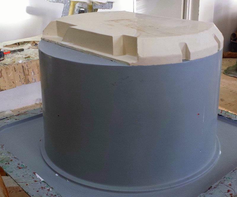 DANONE - promotional refrigeration devices 3 Szary pojemnik z białą pokrywą na stole warsztatowym.