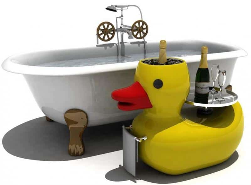 Festival Attractions 2 Wanna na nóżkach obok żółtej kaczki jako chłodziarki do szampana i stolika bufetowego.