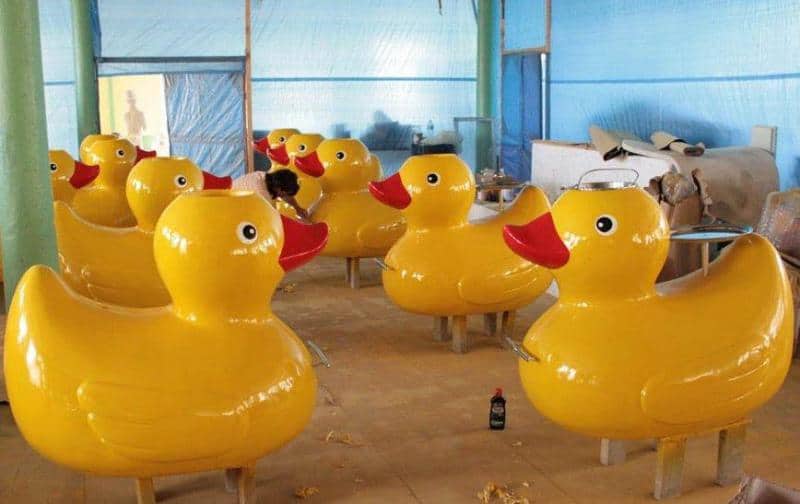 Festival Attractions 4 Duże żółte gumowe kaczki produkowane w zakładzie.