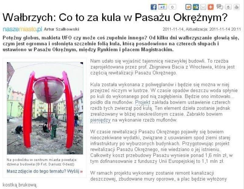 Giant Sphere in Urban Space 1 Gazeta informacyjna o kuli w Pasażu Okrężnym w Wałbrzychu z fotografią instalacji artystycznej w postaci kuli na czterech czerwonych słupach.