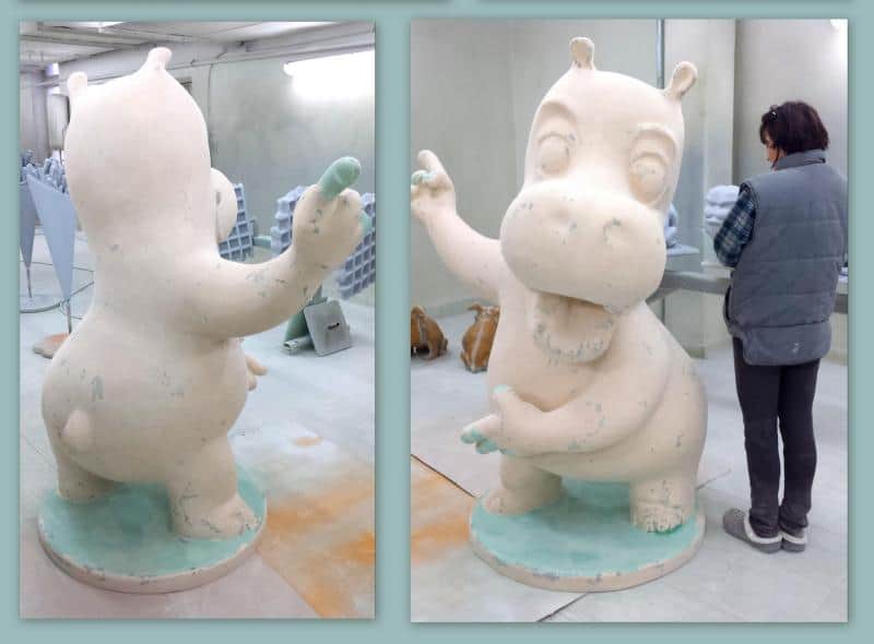 Advertising Hippo 3 Rzeźba hipopotama w pracowni, obok stoi osoba.