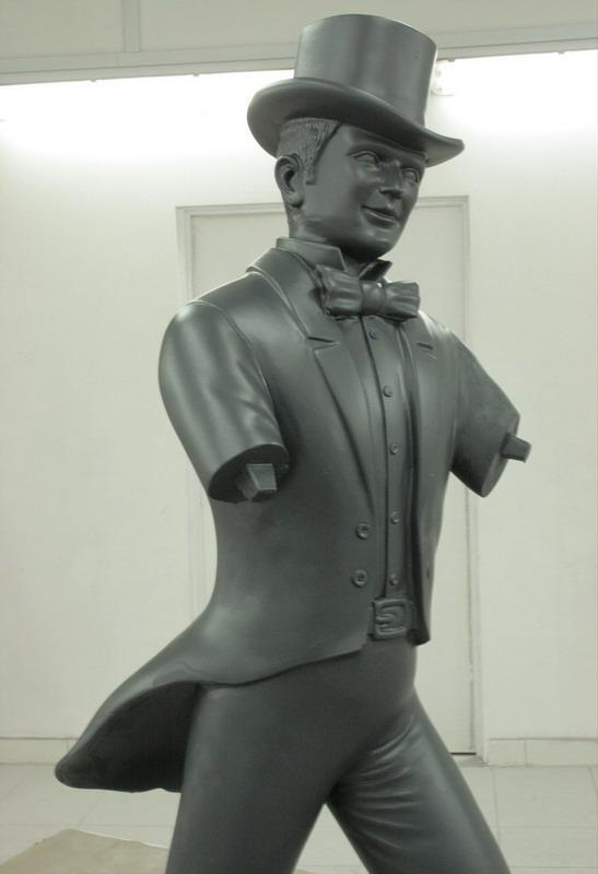 Rzeźba mężczyzny w kapeluszu cylindrycznym, fraku i muszce, bez obu ramion.