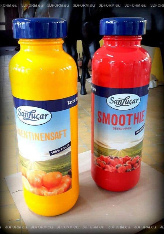 Juice Bottle 4 Dwa plastikowe dzbanki z napojami SanLucar: pomarańczowy sok i czerwony smoothie berries.