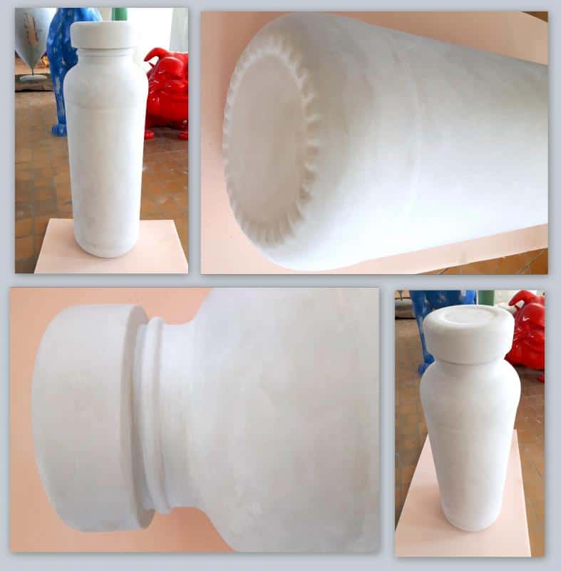 Juice Bottle 1 Duża butelka w jasnym kolorze, przedstawiona w czterech różnych perspektywach.