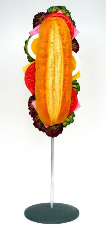 Sandwich 6 Kanapka z bułką, jajkiem, pomidorem, sałatą i szynką na stojaku.