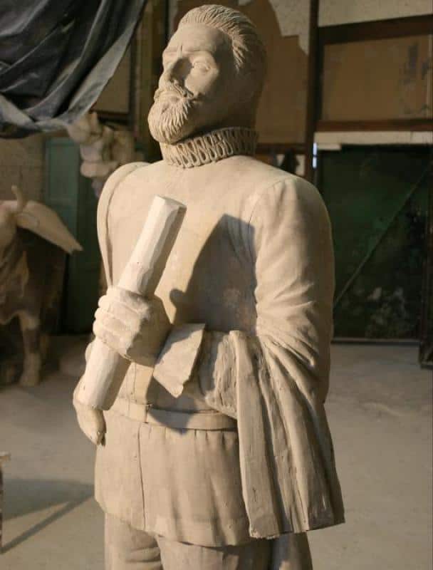 Monument - Kepler 3 Kamia posąg mężczyzny z brodą trzymającego zwoje.