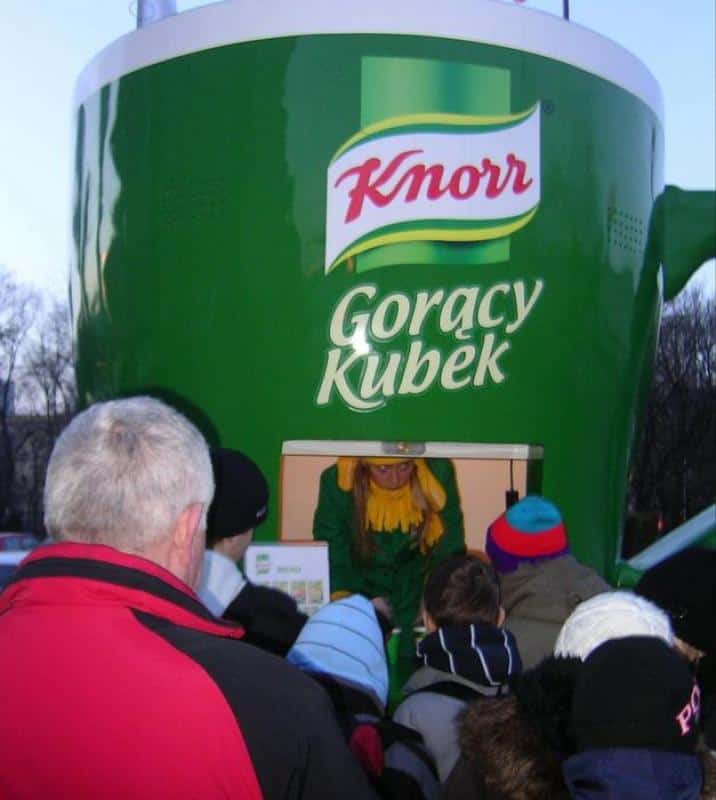 oryg_064490685_1129949550544944_1465385417682452480_o Large Knorr-branded cup-shaped booth with people queuing, labeled