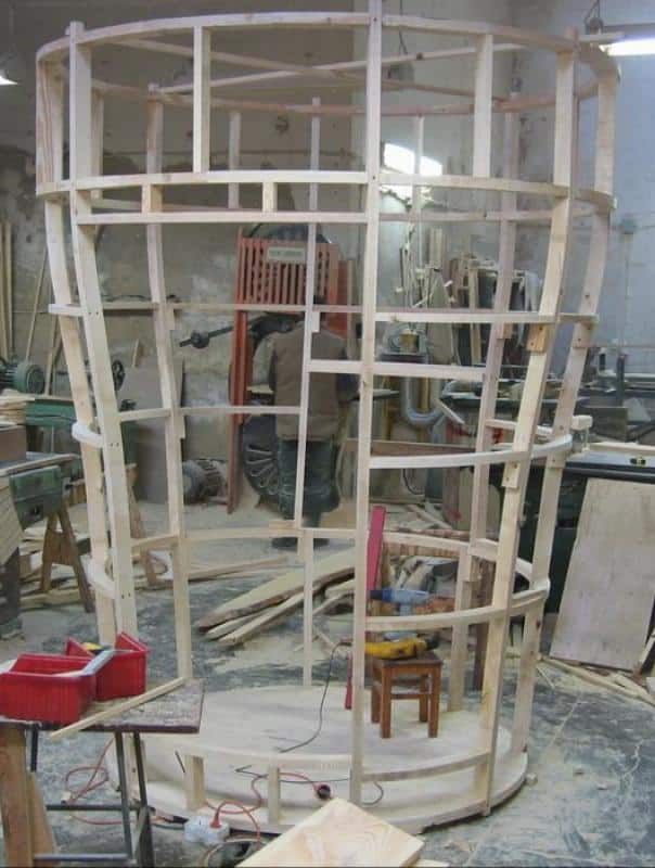 Mobile advertising - large KNORR cup 3 Konstrukcja drewniana w warsztacie stolarskim. W tle stolarz przy pile.