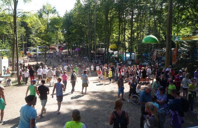 Festival Lamps 4 Ludzie spacerujący po lesie podczas festiwalu.