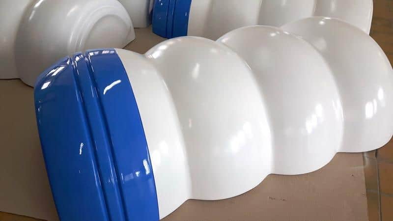 Mentos 3D billboard advertisement 2 Kolorowe zadaszenia w kształcie ślimaka, biało-niebieskie.