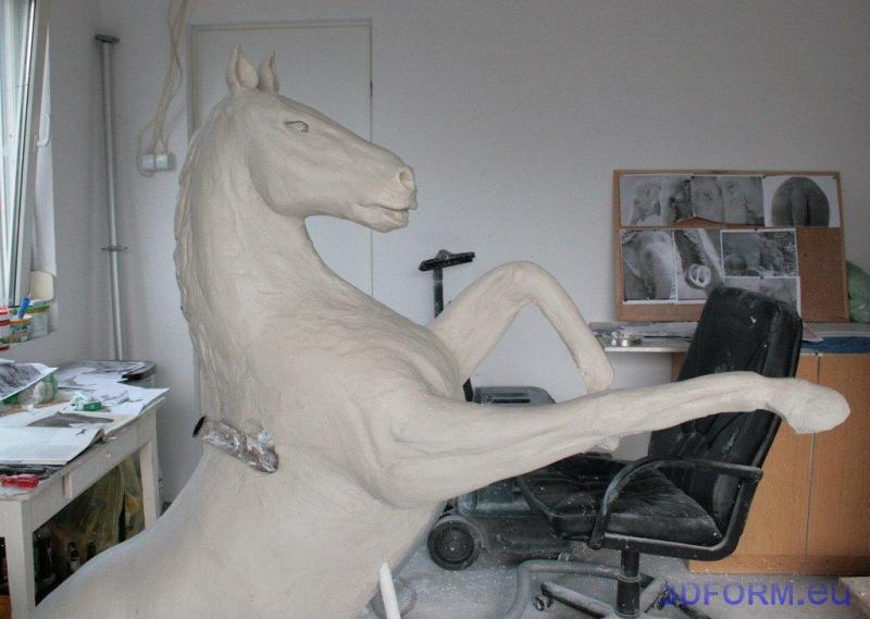 Logo in the form of Pegasus 3 Rzeźba konia stojącego na tylnych nogach w warsztacie artysty.