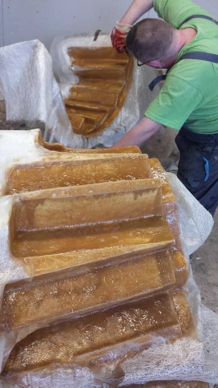 Mężczyzna pracujący przy formie wypełnionej włóknem szklanym.