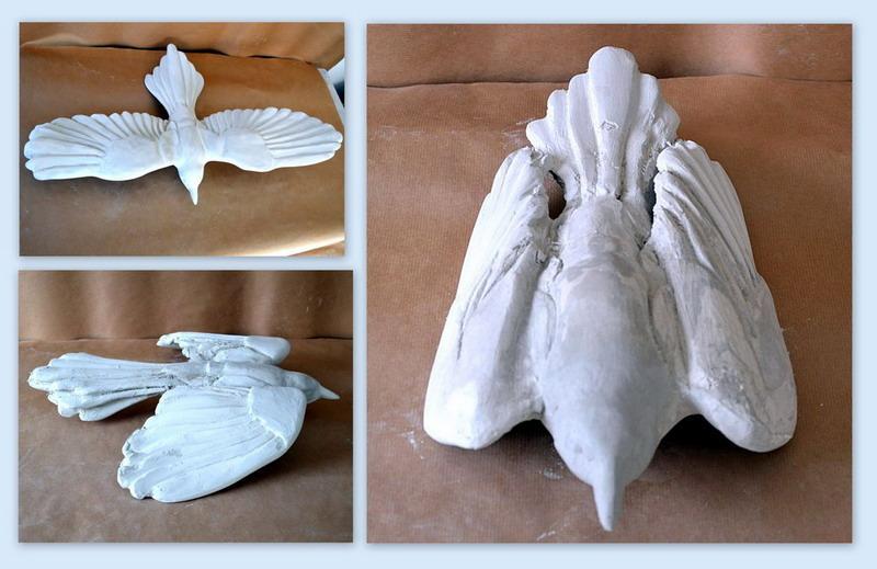 Flock of Magpies in Berlin 2 Trzy modele gipsowych ptaków przedstawione z różnych perspektyw.