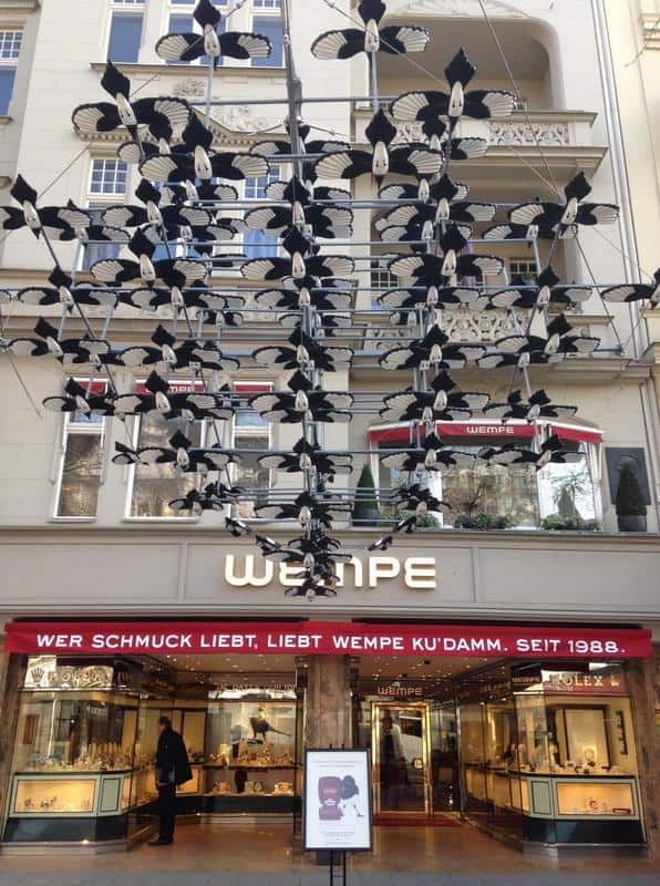 Flock of Magpies in Berlin 4 Sklep Wempe z dekoracją z czarnych ptaków nad wejściem.
