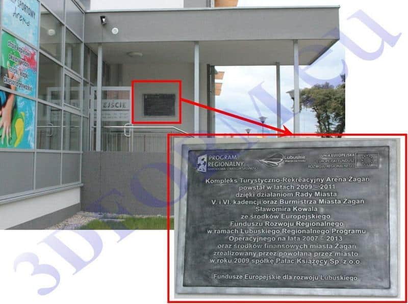 oryg_064490685_1129949550544944_1465385417682452480_o Building entrance with glass walls, a sign labeled