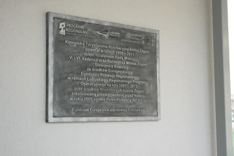 Decorative information board 2 Tablica informacyjna o budowie Kompleksu Turystyczno-Rekreacyjnego Arena Żagań, powstałego w latach 2009-2011 dzięki środkom z Europejskiego Funduszu Rozwoju Regionalnego w ramach Lubuskiego Regionalnego Programu Operacyjnego.