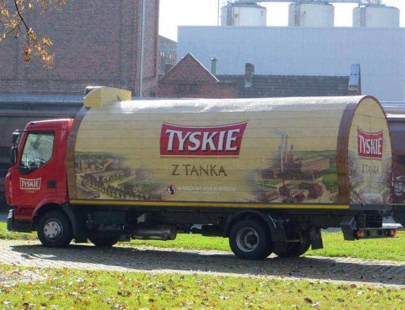 Mobile advertisement - TYSKIE with TANKA 2 Ciężarówka marki Tyskie z beczką w tle budynków browaru.