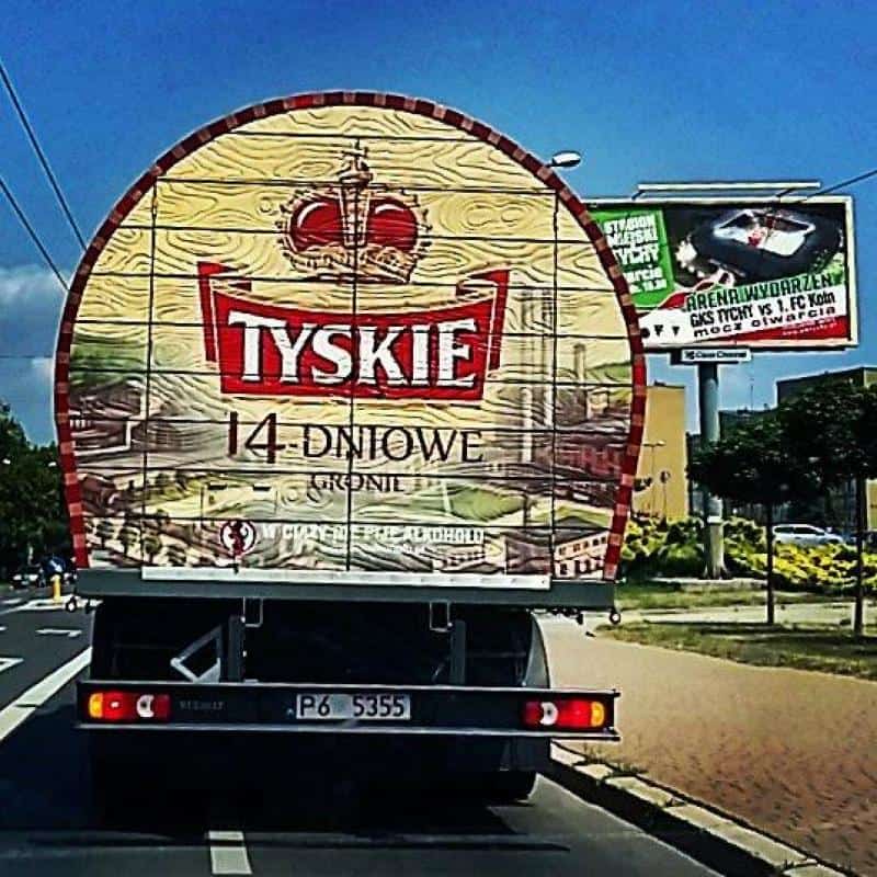 Mobile advertisement - TYSKIE with TANKA 4 Ciężarówka z logo Tyskie na 14-dniowe piwo na ulicy.