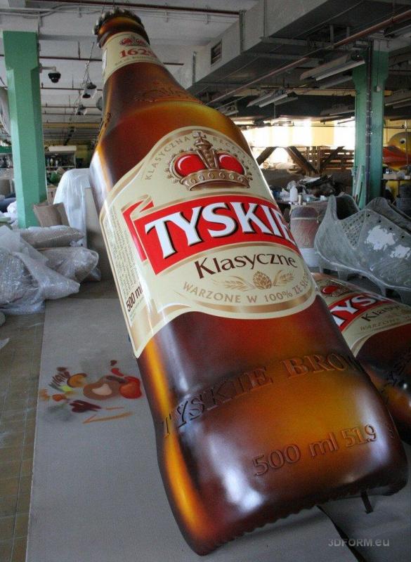 Three-dimensional mural TYSKIE 1 Nadmuchiwany model butelki piwa Tyskie Klasyczne w magazynie.