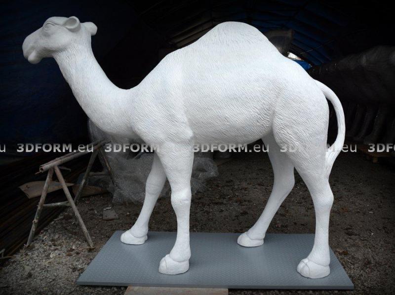 Caravan of Camels 1 Biały model wielbłąda jednogarbnego na szarej podstawie.