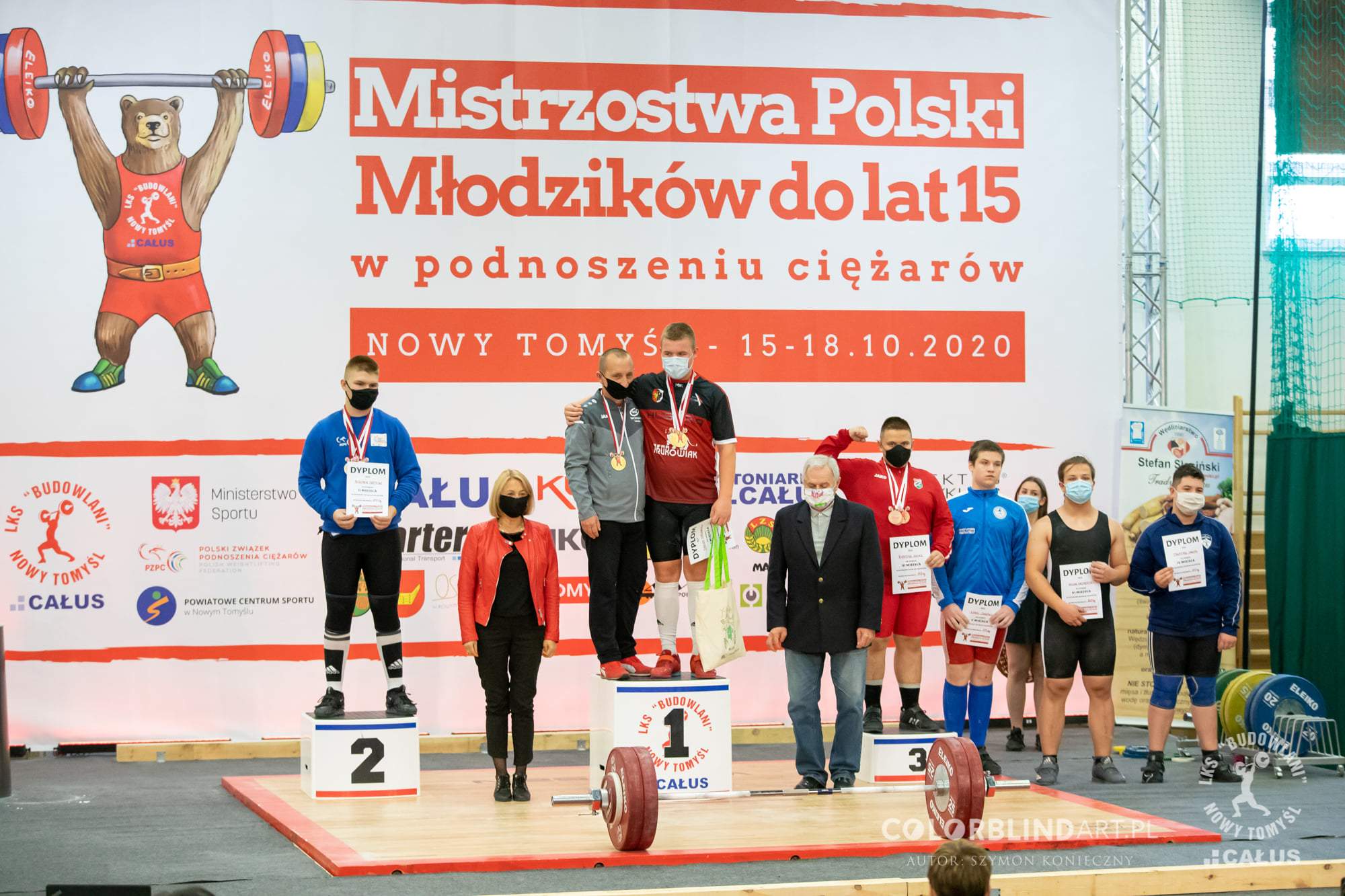 Mistrzostwa Polski Młodzików do lat 15 w podnoszeniu ciężarów, Nowy Tomyśl 15-18.10.2020, trzech młodych sportowców na podium z medalami i dyplomami.
