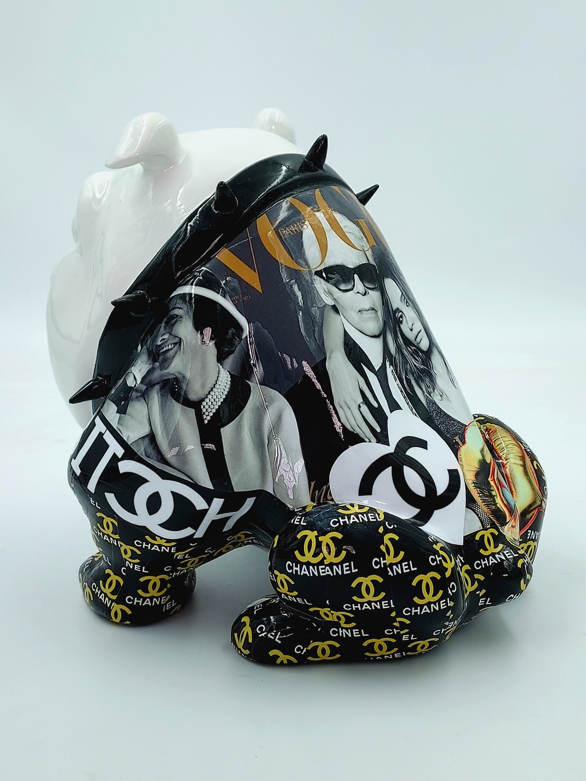 Bulldog Avella 55cm - Vogue 2 White bulldog figurine with spiked collar and collage of black and white magazine images, featuring logos and photos from Vogue and Chanel.