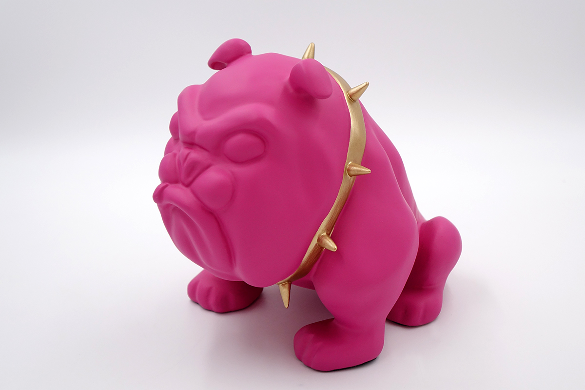 Bulldog Avella 55cm dog - pink mat 1 Pink bulldog sculpture with a gold spiked collar.