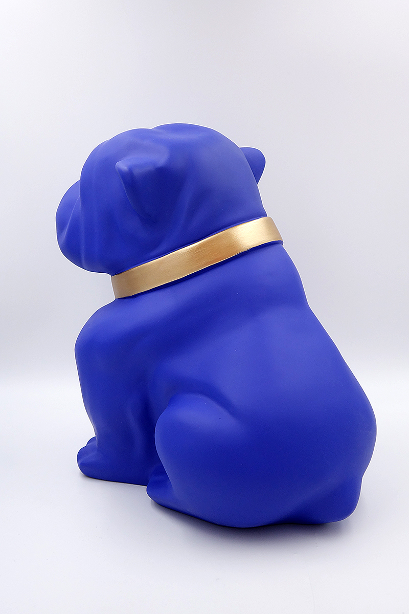Dog Bulldog Angelo 40cm - Matte Painting 2 Blue bulldog statue wearing a gold collar, viewed from the back.