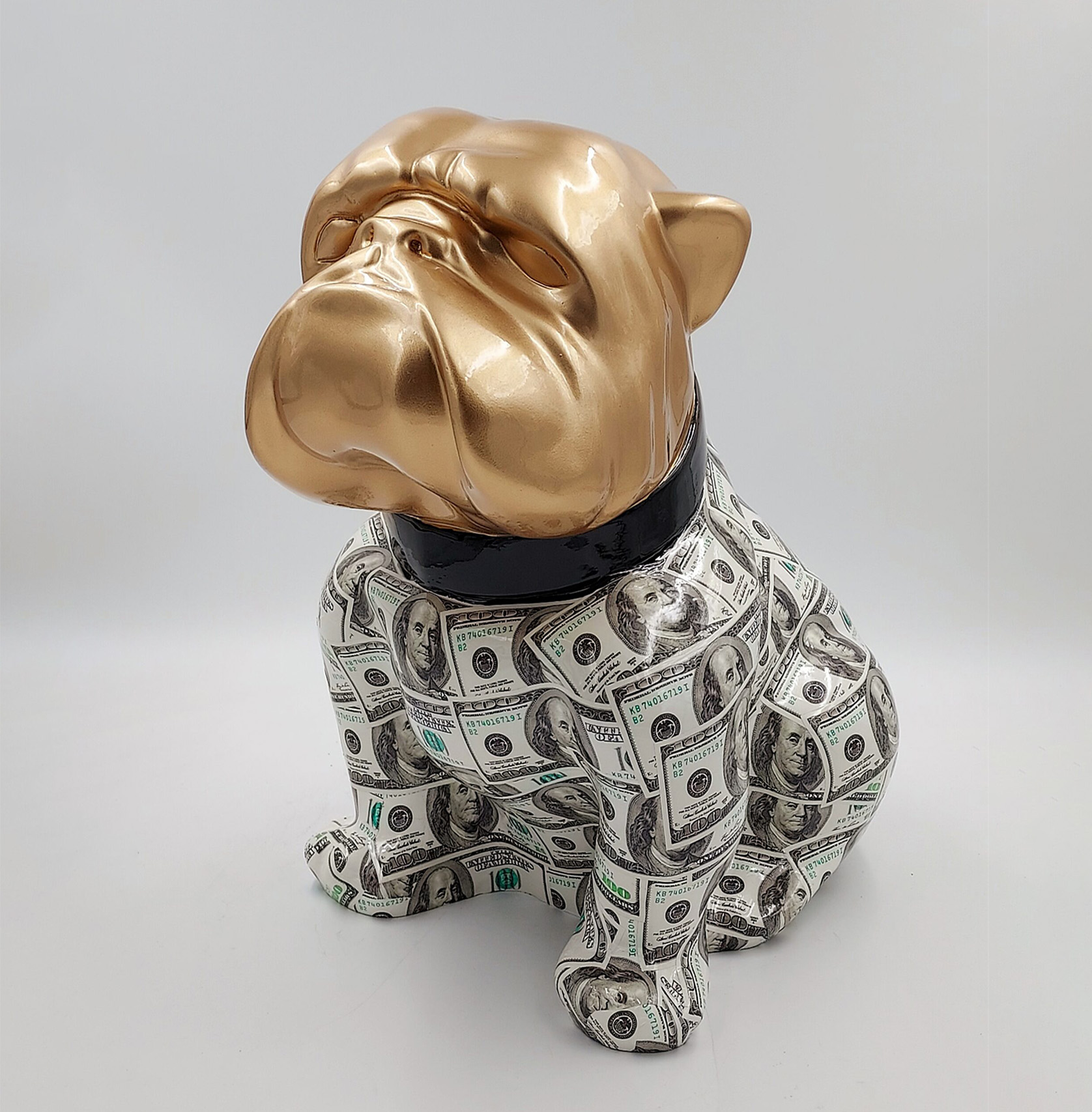Bulldog Angelo 60cm dog - Dollars 1 Figurka psa buldoga z głową w kolorze złotym i korpusem pokrytym banknotami jednogroszówek.