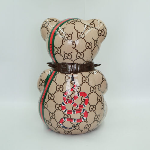 Nie ma napisów w języku polskim na tym obrazie.