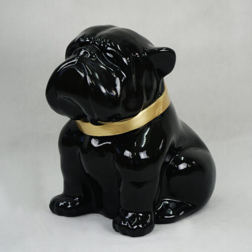 Czarna ceramiczna figurka buldoga z złotą obrożą.