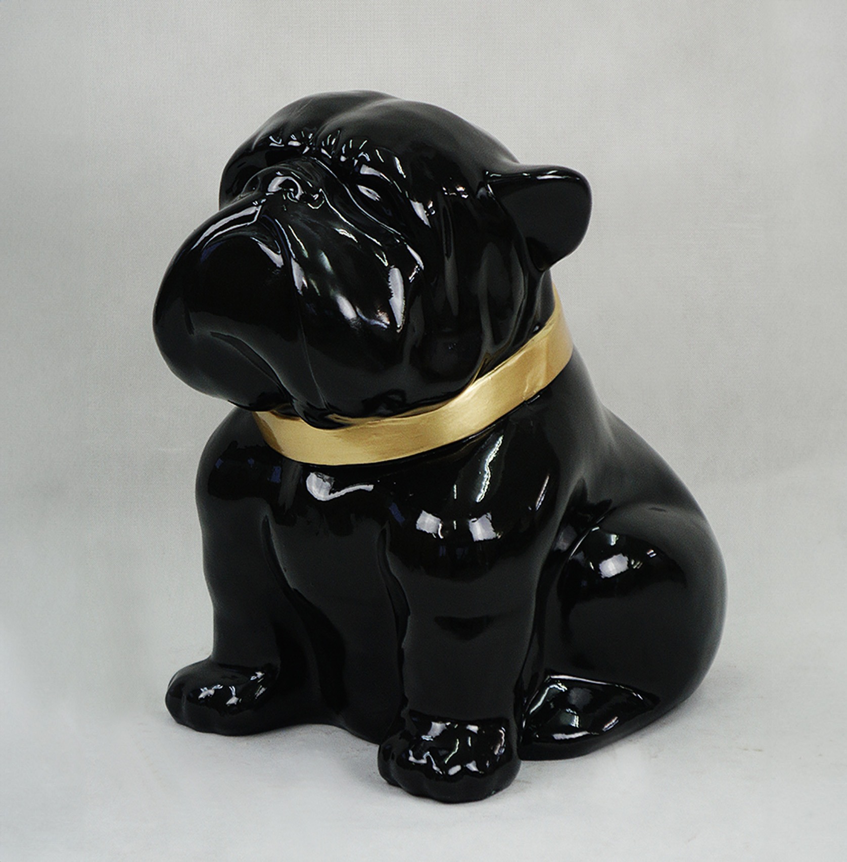 Bulldog Angelo 60cm dog - painted gloss 1 Czarna ceramiczna figurka buldoga z złotą obrożą.