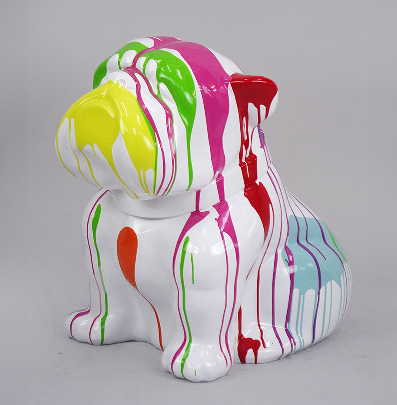 Bulldog Angelo 60cm dog - trash 1 Kolorowa rzeźba psa w stylu pop-art, pokryta różnobarwnymi farbami ściekającymi z góry.